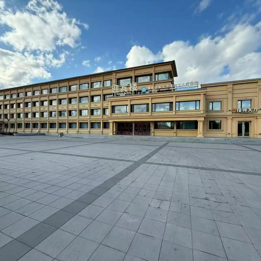 Туристы наслаждаются захватывающими видами снежных вершин, создающими атмосферу умиротворения и гармонии